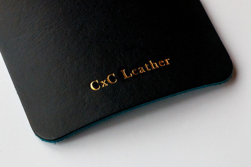 ゴールド箔押しでCxC Leatherと刻印